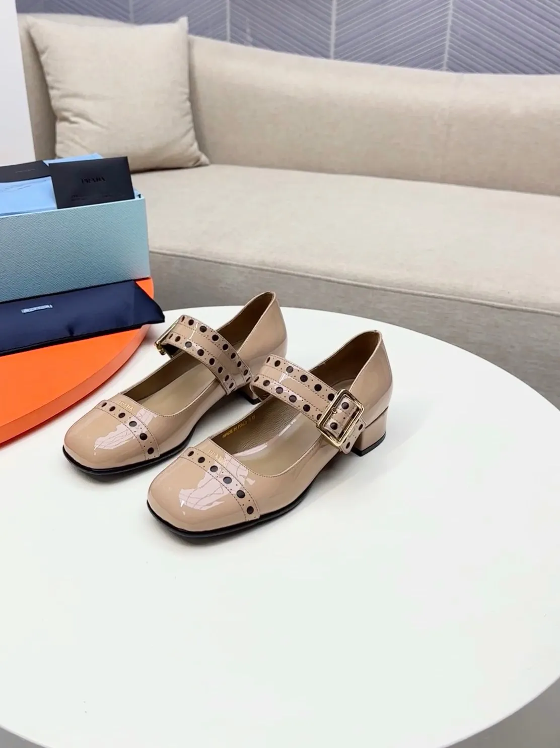 👟👟Ex-factory price 600👟👟🛒…………PRADA 2025 series loafers! At first glance, it looks both classic and versatile! No need to worry about the texture and feel of your feet! 🕳️🕳️🕳️ ____________________✍️ The simple combination is very eye-catching and atmospheric. I sincerely recommend you to buy it! Extremely versatile! Its square toe design is suitable for all kinds of female foot shapes and can be easily controlled. It is comfortable on the foot and does not squeeze the foot. The soul of the whole pair of shoes is the bias-cut design! The craftsmanship of this shoe upper is not easy to make. It seems to be quite simple, but it is much more expensive than making boots and has a high scrapability! ●━━━━━━───── Upper: imported soft cow patent leather ●━━━━━━───── Lining: silk lambskin, fine and firm leather, very soft and breathable ●━━━━━━───── Outsole: Imported Italian genuine leather outsole ➕Forefoot injection molding, high-grade and non-slip ●━━━━━━───── Heel height: 4.5cm ●━━━━━━───── Warm reminder: This shoe is an authentic sole series and you must pay attention to precautions when trying it on. Returns and exchanges are not supported if there are marks on the outsole. You can change the size and style within 15 days. Unconditional returns are not supported. Thank you for your support🙏🙏Happy cooperation.